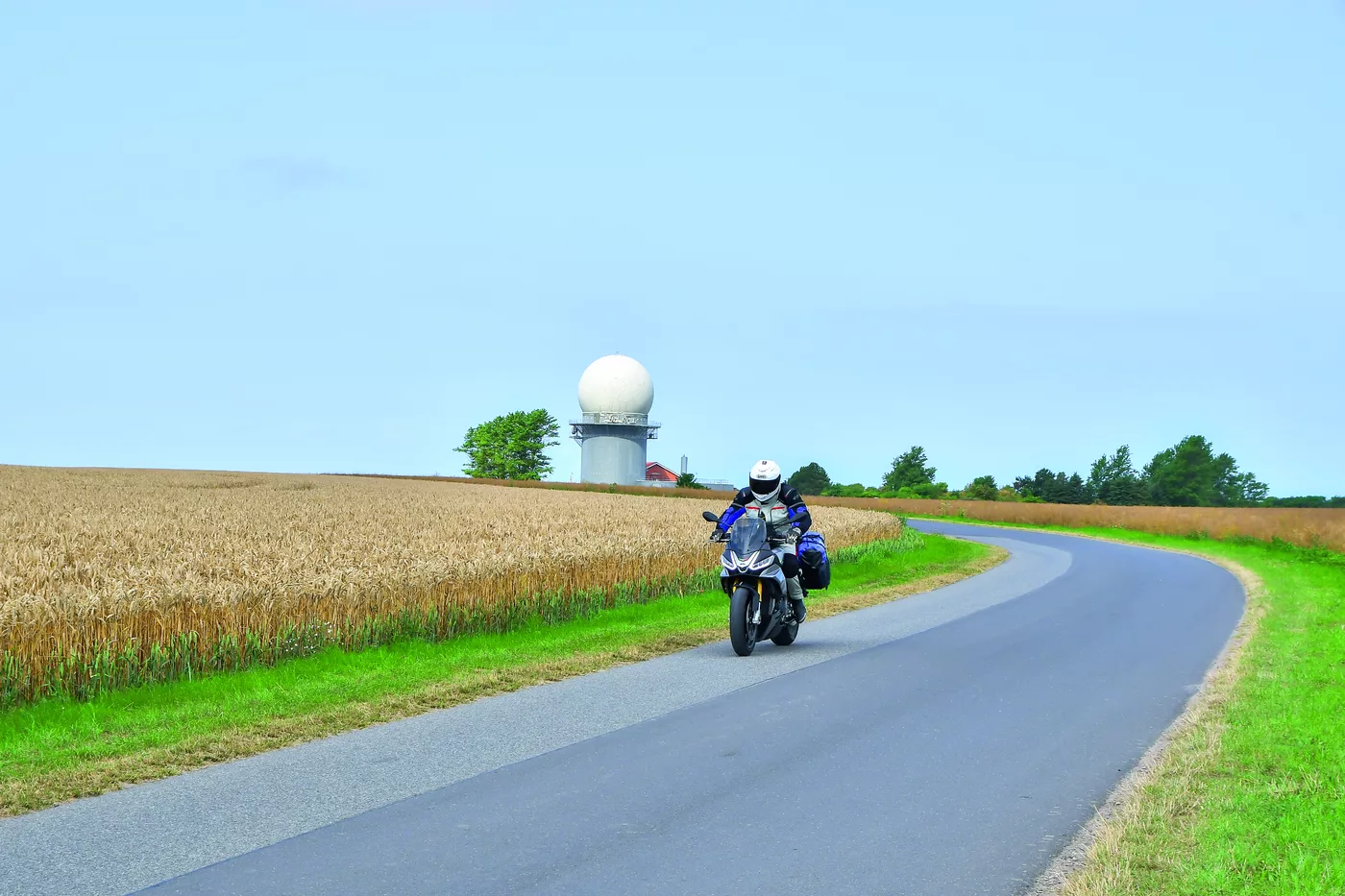 Landstraße auf Rügen mit Radarkuppel am Horizont Landstraße auf Rügen mit Radarkuppel am Horizont
